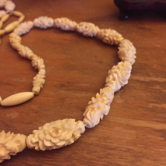 Beautiful hand crafted ivory necklace - Picture 7 of 7